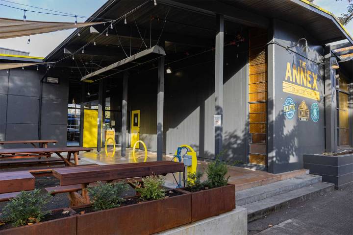 Eat, Drink and Hang near the UO Campus