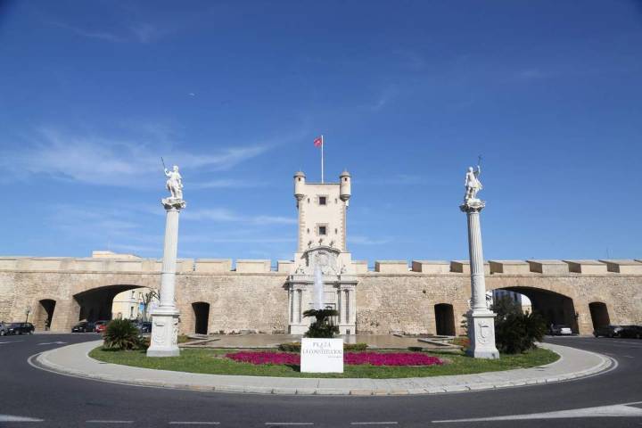 A licitación una nueva escultura para engalanar las Puertas de Tierra durante el Carnaval