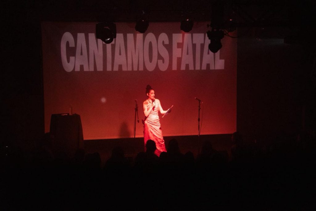 Humor y canciones en “Cantamos fatal: Karaoke con Charo López”