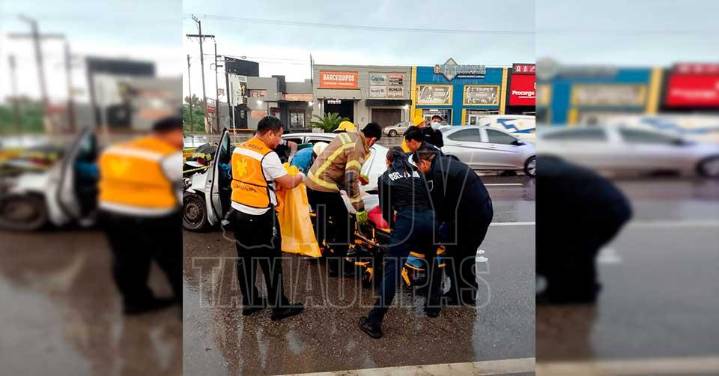 Conductora choca y queda prensada en Altamira