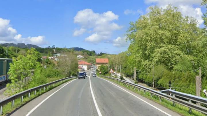 Muere un camionero en Muxika al salirse de la carretera y precipitarse a las vías del tren