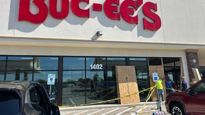 Triple-murder suspect crashes into Ennis Buc-ee's, shoots himself in the head