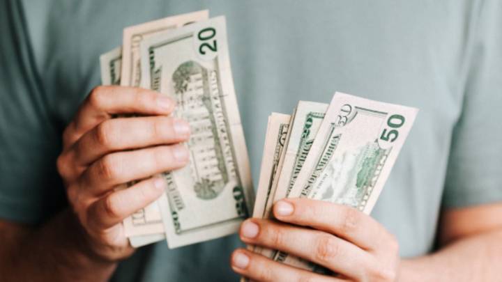 Peso mexicano retrocede frente al dólar hoy 21 de octubre