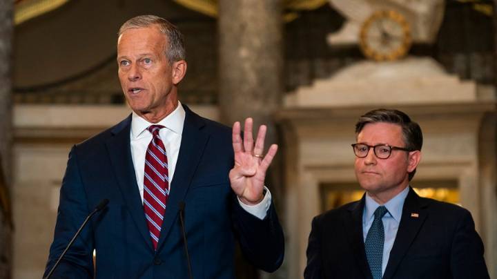 Bill to reopen government fails in Senate after bipartisan talks fall short 