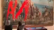 Activistas vandalizan un cuadro de Cristóbal Colón en Madrid