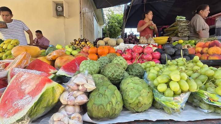 La chirimoya, “el tesoro verde” de los mercados rodantes de Pueblo Viejo
