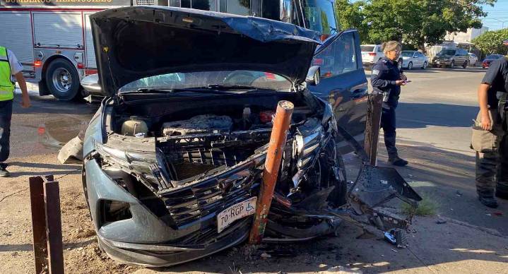 Vehículo impacta poste tras chocar contra otro carro al norte de Hermosillo