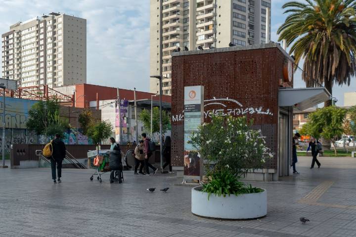 Mujer resulta gravemente herida tras ser empujada por hinchas de la U en Metro Plaza Chacabuco: tendría fracturas faciales