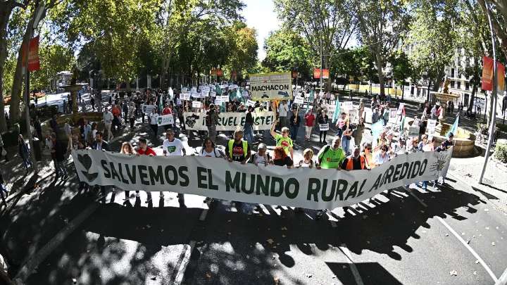 El mundo rural se manifiesta en Madrid contra "el abandono de los pueblos" y las "macrorrenovables"
