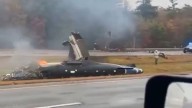 Avioneta se estrella en carretera de Massachusetts; hay dos muertos