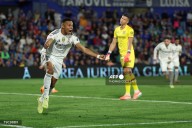 Mbappé rescata a un Real Madrid que afronta el Clásico como líder