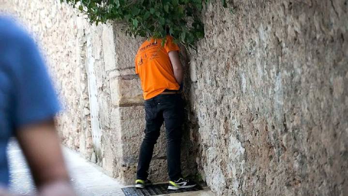 En Caracas: Multa de hasta 30 euros para quienes orinen en la vía pública según Ordenanza de Convivencia Ciudadana 29 de octubre de 2025 | País La medida, impulsada por la Policía Municipal, se enmarc