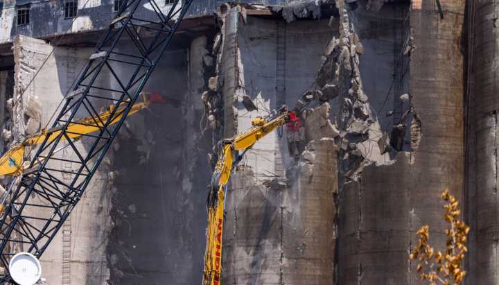 Damen Silos demolition resumes after owner submits dust
