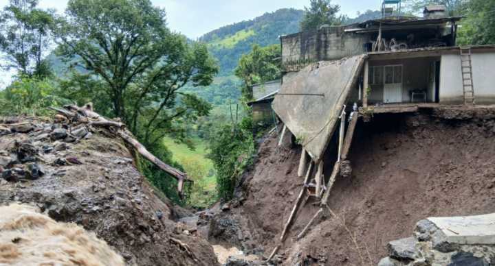 Asciende a 64 muertos por lluvias