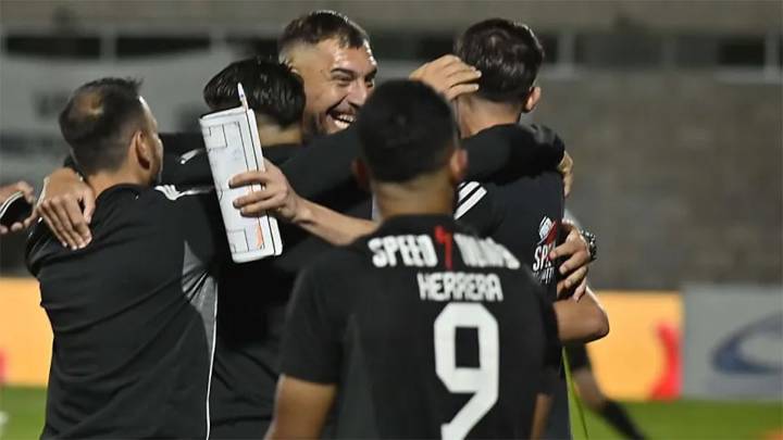 Riestra le ganó a Instituto por 1-0 y sigue como líder de la Zona B del Torneo Clausura 2025