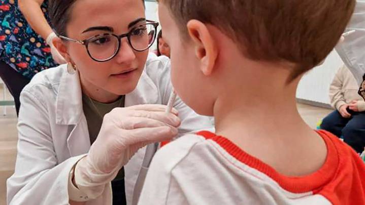 Los más pequeños se vacunan contra la gripe en los colegios: "Ayudamos a la conciliación familiar"