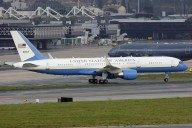 El avión del secretario de Defensa de Estados Unidos aterrizó de emergencia en el Reino Unido