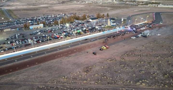 Picadas, drift y música: el autódromo de Centenario vibrará con los motores y Perro Primo