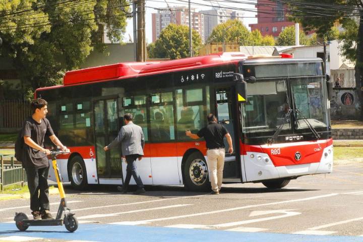 Transportes ratifica puesta en marcha en 2026 de buses eléctricos para Coronel y Lota