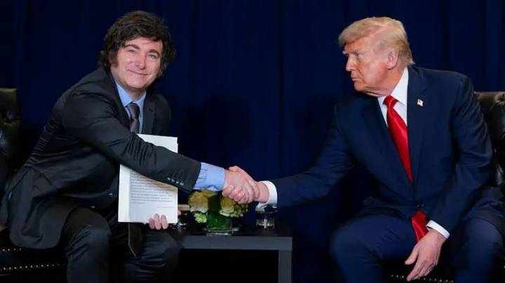 Qué es un "swap" de monedas como el que negocia Argentina con el gobierno de Trump
