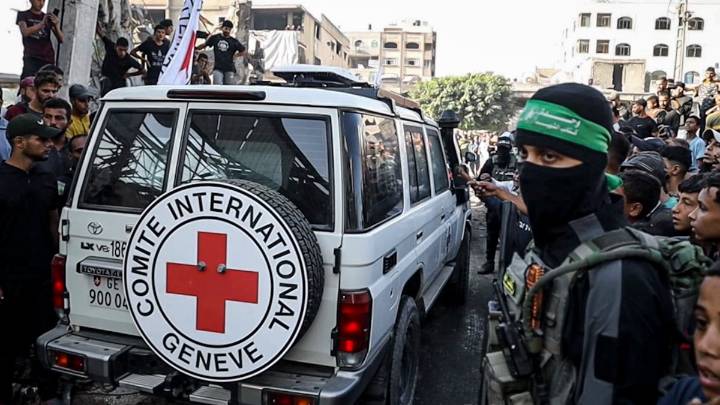 Hamas transfiere cuatro cuerpos de rehenes a la Cruz Roja