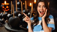 Así se preparan las manzanas negras caramelizadas; el postre más viral de Halloween