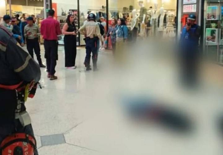 Una mujer cae del último piso de un centro comercial en Chacao