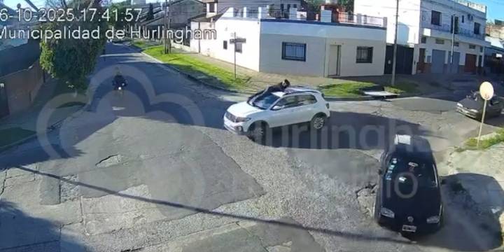 Locura al volante en Hurlingham: chocaron, discutieron y lo llevó en el capot por seis cuadras