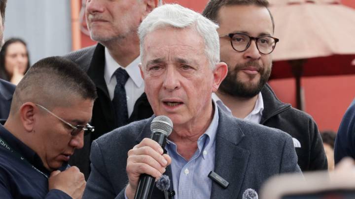 “Fue una victoria jurídica y la derrota de la persecución política”: reacciones en Colombia a la absolución de Álvaro Uribe en segunda instancia