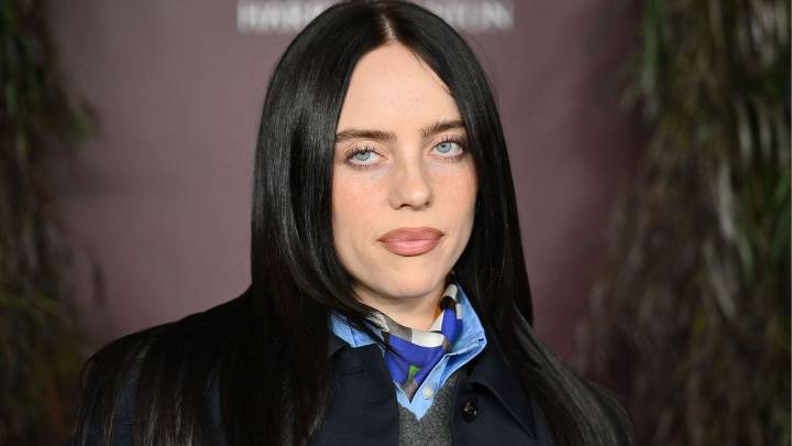 Billie Eilish enseña cómo lucir zapatos planos de abuela con falda larga de manera elegante en otoño/invierno 2025