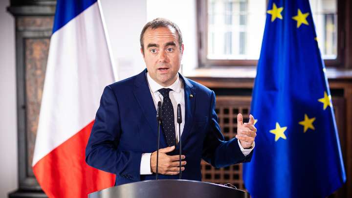 Dimite el primer ministro de Francia, Sébastien Lecornu, horas después del nombramiento de su Gobierno
