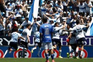 VIDEOS. Un clásico sin rejas y un parón por el calor que costó caro: el “lado B” del triunfo de la UC ante la U en el Claro Arena
