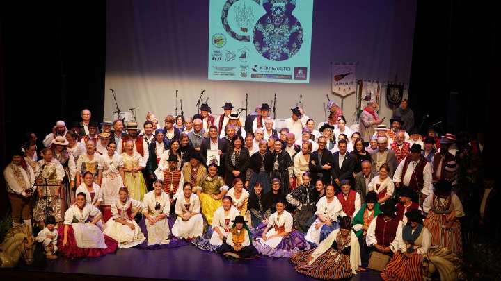 El III Festival de Intercambio de Danzas llena el Teatre Echegaray en Ontinyent