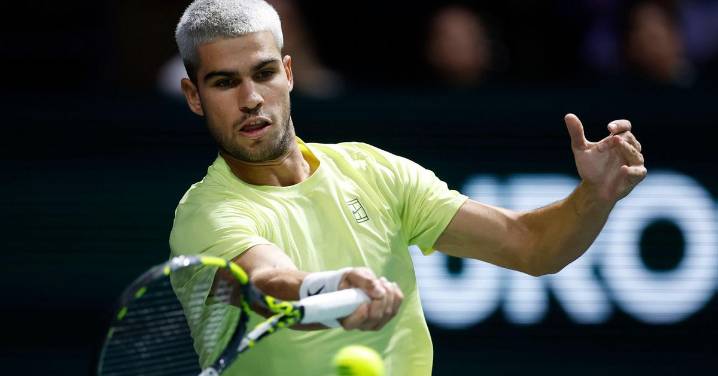 Alcaraz tropieza de entrada en París