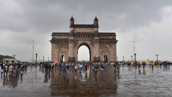 Mumbai Weather Update: City Wakes Up To Scattered Showers, Cloudy Skies Expected Today