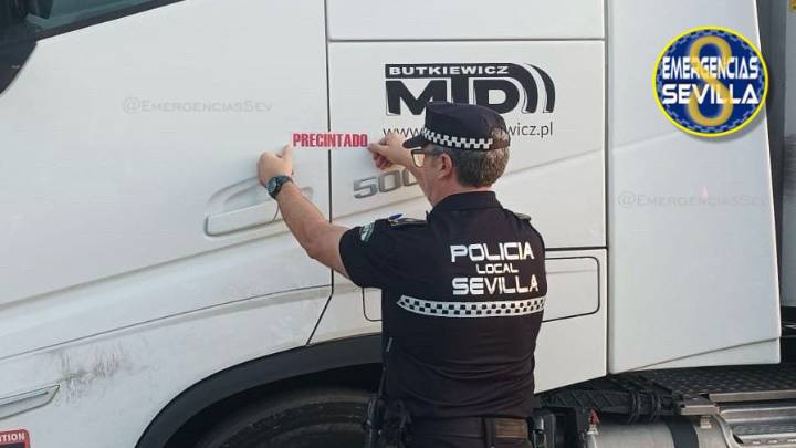 Detenido un camionero bielorruso tras chocar con varios vehículos en la Palmera