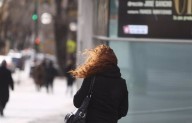Fin de semana con nubes, lluvias débiles en el norte y notable descenso térmico el domingo