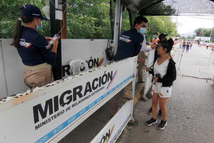 Migrantes venezolanos en Colombia enfrentan limbo legal y desprotección, alerta informe