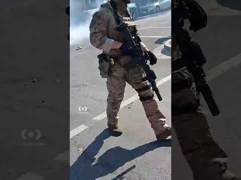 Chaotic Scene in Chicago as Federal Agents Swarm a Neighborhood #shorts