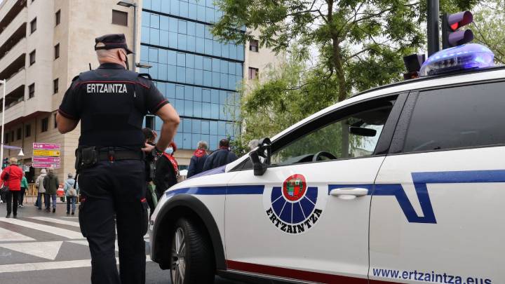 Rescatan a una mujer encerrada por su hijo en un caserío entre basura y cadáveres de gatos