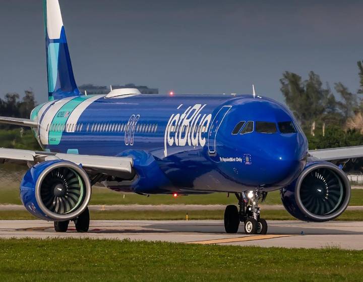 Hospitalizan a pasajeros de vuelo de JetBlue tras aterrizaje de emergencia en Florida