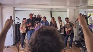 Milei da un recital con su banda y presenta su nuevo libro en el Movistar Arena