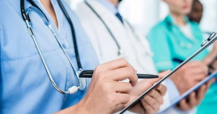 Escándalo en Salud: sueldos congelados y "horas extra truchas"