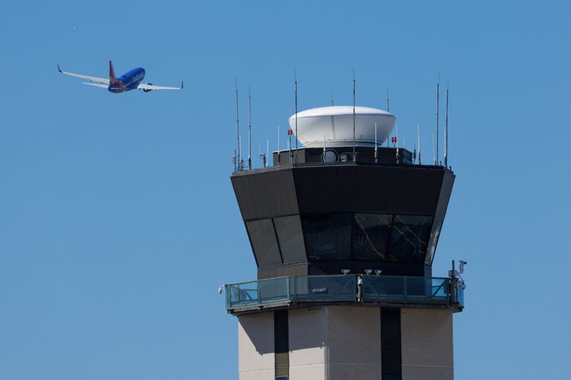 Union urges air traffic controllers to remain on job despite shutdown