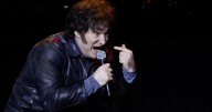 Milei ofrece concierto de rock en medio de turbulencia política en Argentina