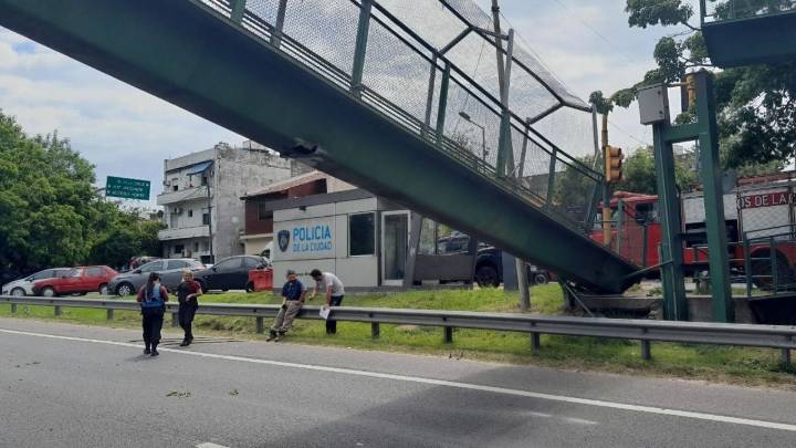 Un camión embistió y derrumbó un puente peatonal en la General Paz: demoras a la altura de calle Madariaga