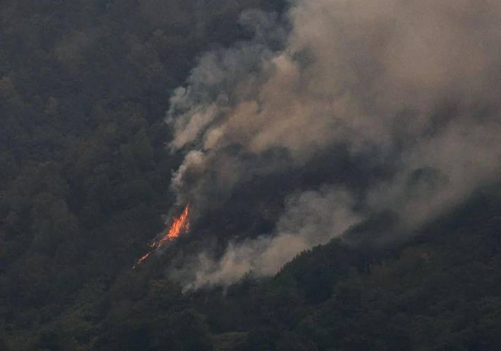 Investigan a dos personas causar dos incendios forestales en Castrillón y Nava