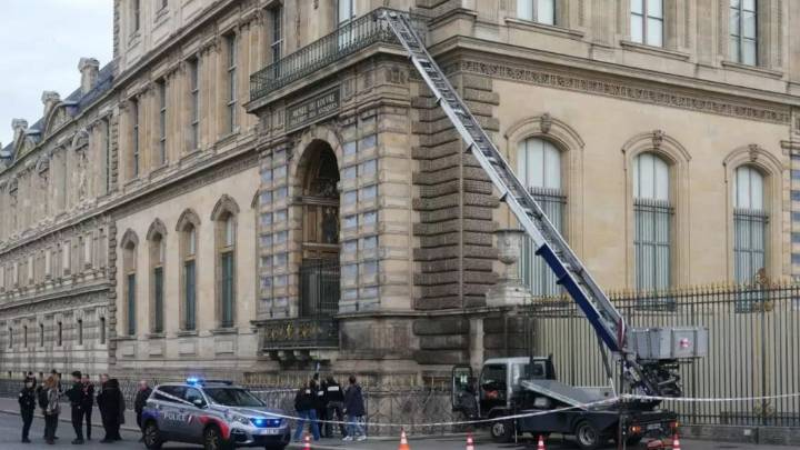 Detienen a cinco sospechosos más por el robo millonario en el Louvre