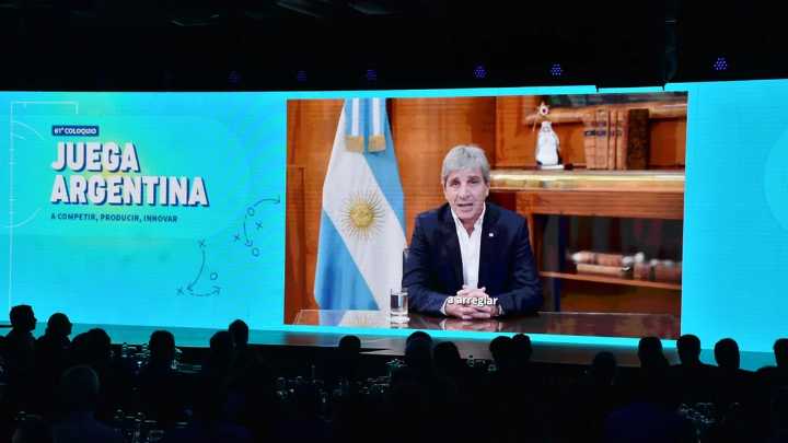 Caputo volvió a rechazar una devaluación e insistió con las reformas