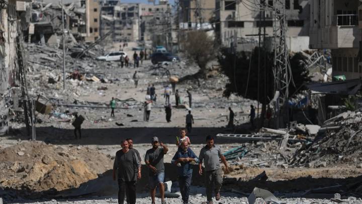 Miles de gazatíes vuelven a sus casas tras el alto el fuego y el repliegue militar de Israel